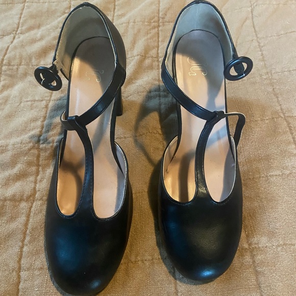 Journee Collection t-strap shoes - Picture 1 of 4